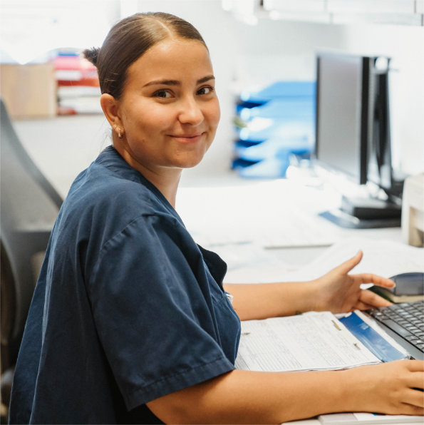 Mitarbeiterin im Büro